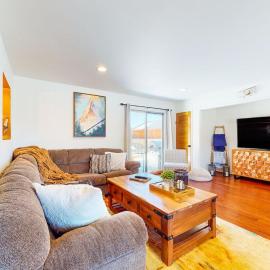 Big Bear Bungalow ~ Cozy Mountain home with fenced yard, grill, fireplace, & washer/dryer, hotel in Big Bear City