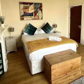 106 Brynmill - Room 1 - Sea views, hotel in Sketty