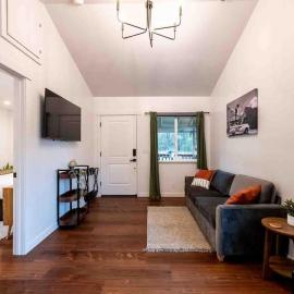 Columbia Cabins Cabin 1، فندق في سونورا