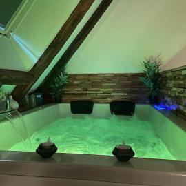 Love Room avec Jacuzzi en plein centre ville, hótel í Bourges