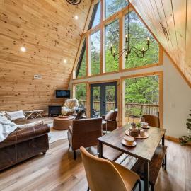 Cabin Coco Resort Stay! Swim Spa, Views, Games, hotell i Sevierville
