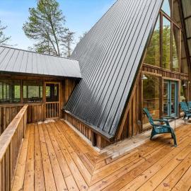 Smoky Mtn A-Frame Retreat, Swim Spa & Game Room, hotel in Sevierville