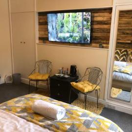 106 Brynmill - Room 8, hotel in Sketty