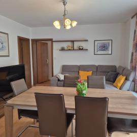 Komfortable 90 qm Ferienwohnung Berta mit 3 Schlafzimmern Küche Balkon Wohnzimmer mit großem LED TV InternetWiFi Flatrate und kostenlosen Parkplatz inklusive in Brilon Madfeld mit Rechnung