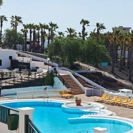 Apartamentos San Marcial، فندق في تياس