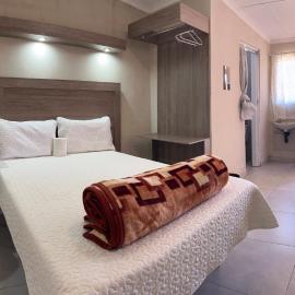 Private 4 Double Room Guest Wing, Comfortable, Secure Parking, Wi-Fi, Ensuite Bath, hotel di Ermelo