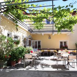 Rooms and apartment Ambrožič, hotel a Vremski Britof