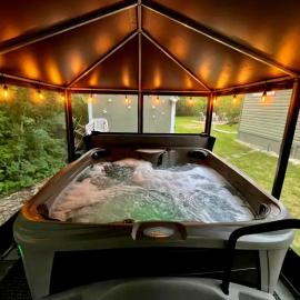4 Season Cabin - screened in hot tub, готель у місті Beaconia