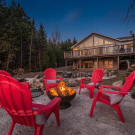 The Aida, Luxury Lakefront Retreat - Serene & Chic, hotel a Stokes Bay