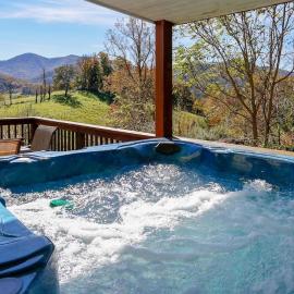 15min to DT Asheville Quiet & Private Hot Tub, hotel a Weaverville
