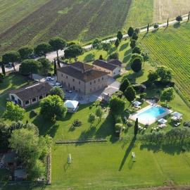 Agriturismo La Colmata, hotelli kohteessa Cesa