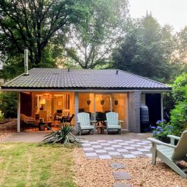 Cozy Forest lodge with hottub!, hotel a Rheezerveen