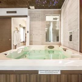 Love room "Nuit Blanche" - spa، فندق في ناربون