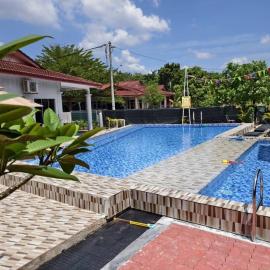 Family Villa - BERA Poolstay, hotel a Kampong Jerena