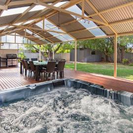 Haven By the Bay- Short walk to Broadwater beach