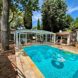 Villa de charme très grand confort à pied du centre historique d'Uzés, hotel in Uzès