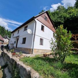 Hobití domeček u lesa a studánky, hotel in Bělá