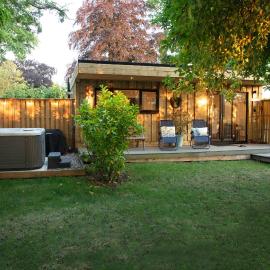 Copper Beech Lodge with Hot Tub, Games Room, Fire Pit, hotel in Toppesfield