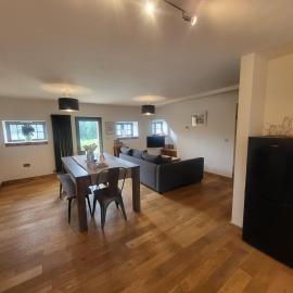 Cottage Sleeps 5 with Hot Tub and Parking