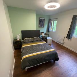 Chambre L Écureuil Calme literie hôtelière et accès jacuzzi-Etablissement les gîtes de la perle de Vouglans-، فندق في Cernon