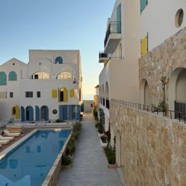 NooN Properties Santorini by PikHost, отель в городе Паласа
