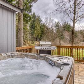 Riverbend Retreat 3 - Riverfront, Hot Tub, BBQ Pet Friendly, hotel a Rhododendron
