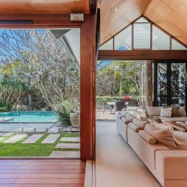 Santi House - Beachfront home with ocean views, hotel in Kingscliff