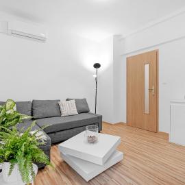 Spacious 3BR Apt by Bus station Nivy Mall with AC