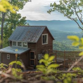Hideaway Tiny Cabin, Hot Tub, View, Firepit, hotel in Rileyville