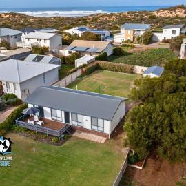Shaka Seaside Retreat with Beach Access, hotel in Goolwa South