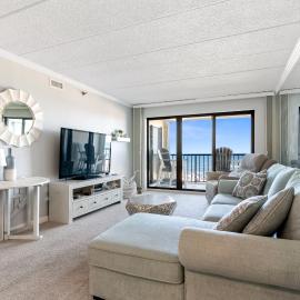 Bright Oceanfront 2BR Condo Balcony, King Bed & Parking