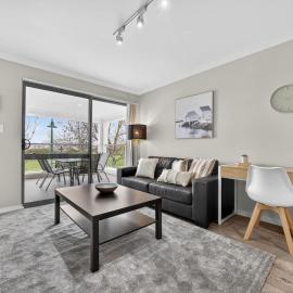 Modern 2BR Apartment in the Heart of Rockingham Close to Beach Shops & Naval Base, hotel v destinácii Rockingham