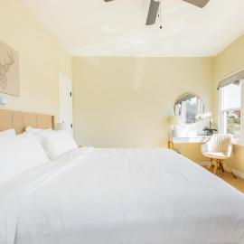 Cozy Sunny Brand-New Apt 1 Block From the Beach, hotel in Long Beach