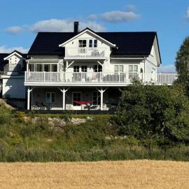 Romslig hus med jacuzzi, spillrom og stor terrasse、フレドリクスタのホテル