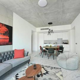 Bright Lovely Modern 2BD25 Condo PoolGym! #220, hotel u İstanbulu