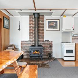 Bull Tavern Cabin Cozy Lakeside Escape in Miena Tasmania, hotel i Miena