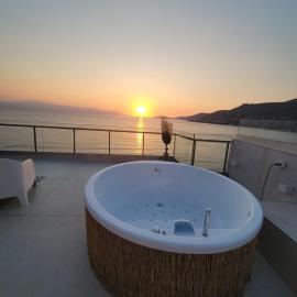 Stylish Rooftop Retreat with Hot Tub with Loutraki Beach, hotel i Loutraki