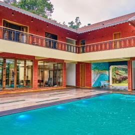 SaffronStays Aamelia by the Hills - 5BR pet-friendly villa with games room, waterfall & Anjaneri mountain views, מלון בטרימבאק