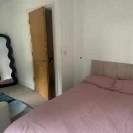 Bright and Spacious Double Room, hotel a Longbridge