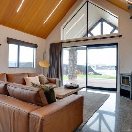Lake Hood Escape & Private Jetty, hotel in Ashburton