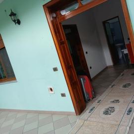 Casa Dani indipendente, hotel in Kamëz