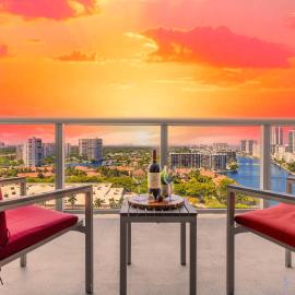 Condo Retreat with Stunning Views and Amazing Pools، فندق في شاطئ هالانديل