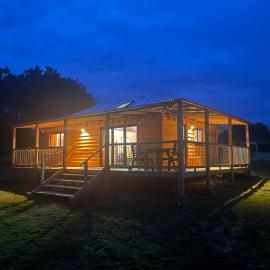 Okovango Cabin, hotel di Holton