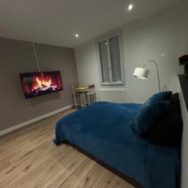 Comme à la maison - Chambre et salle de bain privée, hotel in Poligny