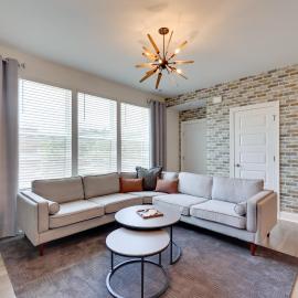Modern Downtown Apt w/ Balcony in Wake Forest!, hotel en Wake Forest