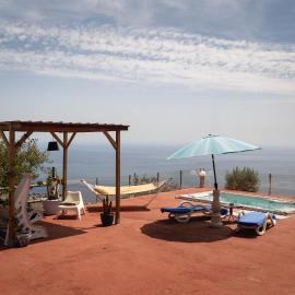 Viesnīca Chalet, breathtaking sea view with large jacuzzi pilsētā Almunjekara