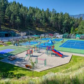 Akiskinook Resort by StayIn, hótel í Windermere