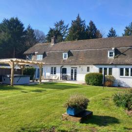 The Lodge - luxurious country stay with Hot tub, Games room and Gym