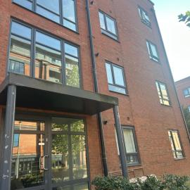 Lovely 1 bedroom top floor flat at Chocolate Quarter near city of Bath, hotel in Keynsham