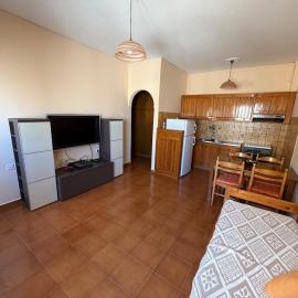 Petras apartment with veranda, hotell i Petrás